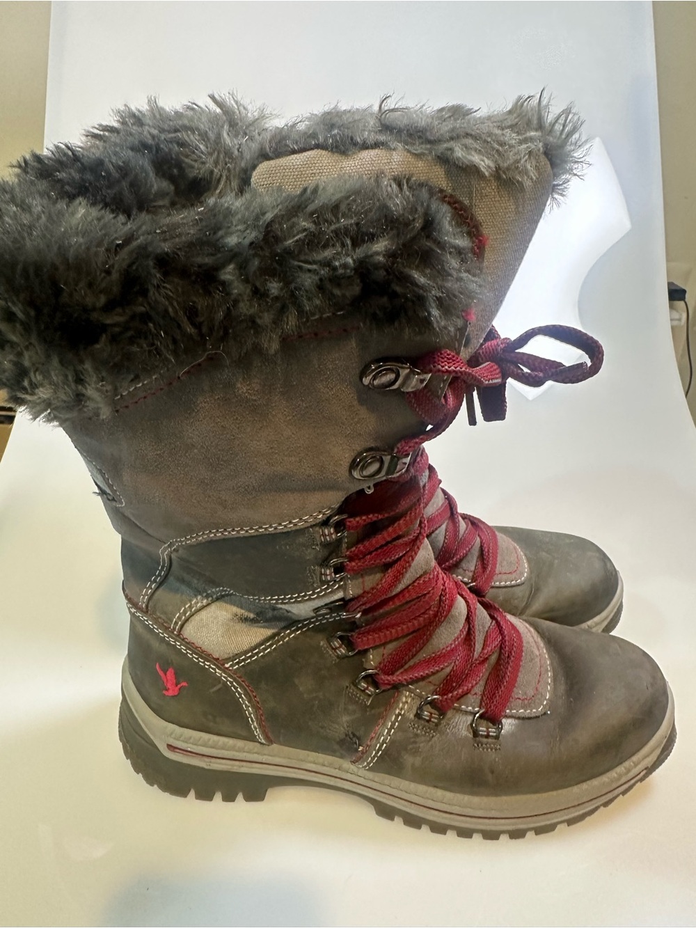 Santana Canada Gray Winter Boots with Red Laces and Faux-Fur Cuff Size 8